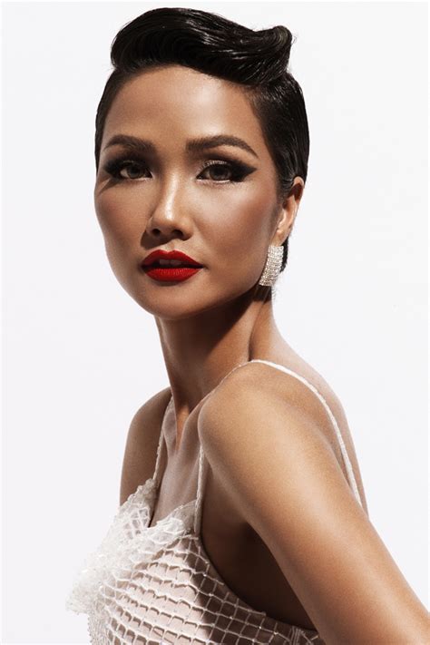 H'hen niê là giám khảo hoa hậu hoàn vũ việt nam. Hoa hậu H'Hen Niê thành đại sứ ra mắt thương hiệu Sankom ...