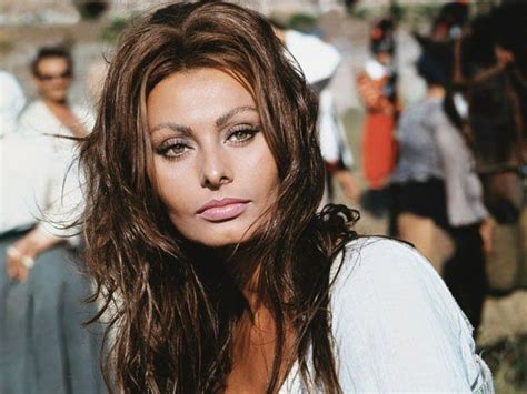 Liselotte pulver durfte ihren traum von der sexbombe ausleben und gilt bis heute als die marilyn monroe. Bildergebnis für sophia loren heute | Sophia loren, Bride ...