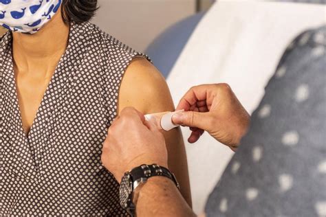 The trials have been extremely rushed & involved testing only small numbers. Người đã mắc Covid-19 chỉ cần tiêm một liều vaccine - Nhịp ...