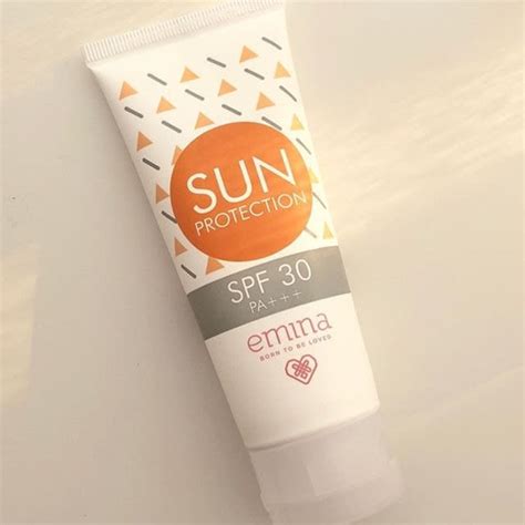 Harga emina sun protection spf 30 / sunscreen sunblock tabir surya. Emina Sun Protection SPF 30 PA+++ Harga & Review / Ulasan ...