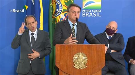 Bolsonaro também aproveitou para atacar a rede globo. Para Bolsonaro, jornalista é "bundão" e não resistiria ao ...