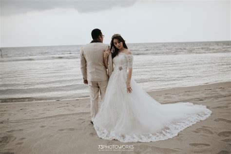 Prewedding shoot, often referred to as an engagement shoot, is a photo shoot that usually takes place after engagement and before the. Foto Prewed Di Pantai - tukangpantai