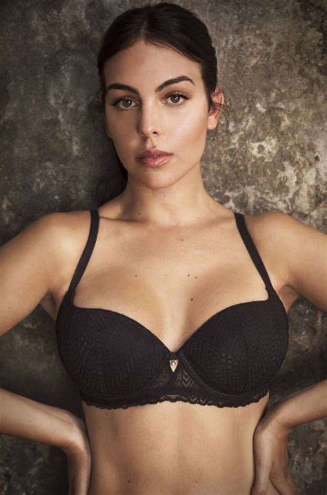 La guapísima georgina no se ha querido perder la gala y esta es su primera aparición pública desde que esta con el mejor jugador del mundo. Georgina Rodriguez Hot - #TheFappening