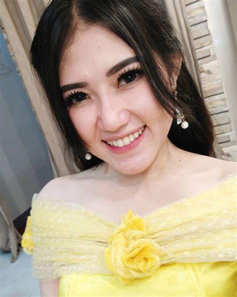 Dia mengenakan atasan warna biru muda yang dipadu dengan bawahan warna peach yang lebih. Via Vallen | ReverbNation