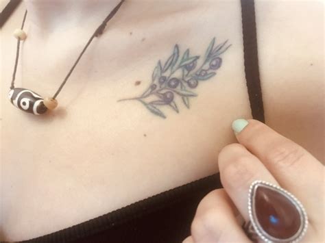 A henna design may last anywhere between one to five weeks. How long do tattoos last before they begin to fade? - Quora