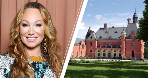 Skådespelarna ola rapace, shima niavarani och kjell wilhelmsen. Stjärnorna på slottet 2020 - se alla deltagare här | MåBra