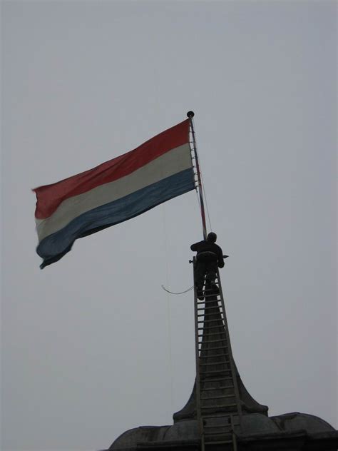 Op 4 mei hangen we de nederlandse vlag halfstok en op 5 mei mag de vlag voluit wapperen. Pepping in actie voor Ouderkerk op 4 mei