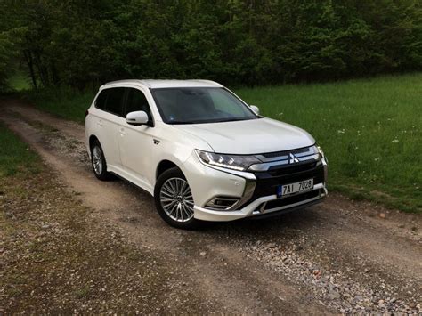 With nearly 60 years of experience between them, carwow's expert reviewers thoroughly test every car on. TEST: Mitsubishi Outlander PHEV MY19 - skutečná spotřeba ...