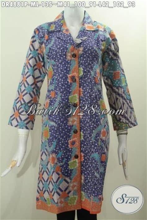 Model baju batik pria dengan motif batik yang full memenuhi permukaan tampilan blazer memang terlihat ramai dan jarang sekali disukai oleh kaum pria. Model Baju Batik Pria Safari