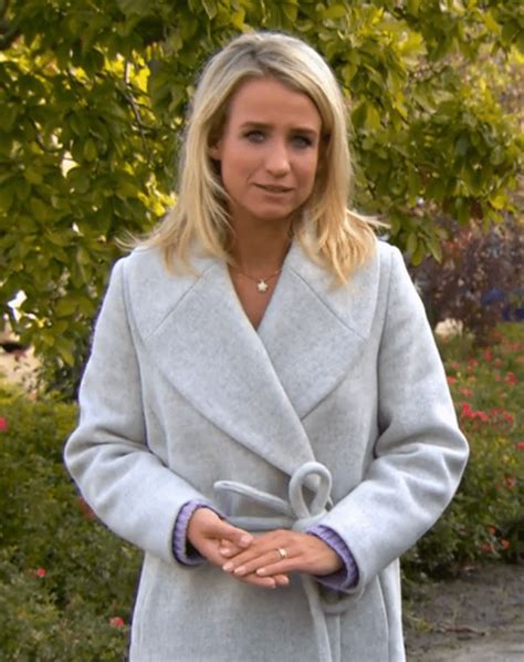 In 2017 werd dionne nationaal gespreksonderwerp vanwege haar vermeende verhouding met humberto tan, die met zijn losse heupen zijn partner ineke zou. De kleding van Dionne Stax | Style Like