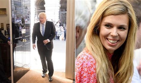 Boris johnson and carrie symonds have announced they are engaged and are expecting a baby which is due next summer. Boris Johnson enters Downing Street without girlfriend Carrie Symonds | Politics | News ...