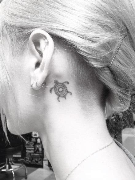 See more ideas about tetování, nápady na tetování, malé tetování. Galerie: 40 cool nápadů na tetování za ucho | Elle.cz