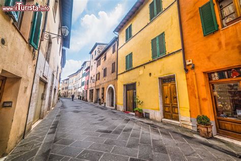 Belle borse, fatte da toscani in toscana con prezzi intelligenti. Un'elegante strada del centro di Buonconvento, ... | Foto Buonconvento