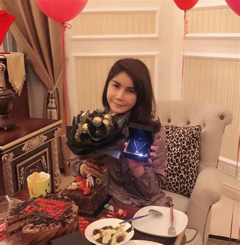 Sajat dan boyfriend barunya | coach yin mengamukподробнее. Coach Yin Hadiahkan Sajat Seutas Rantai Sempena Birthday ...