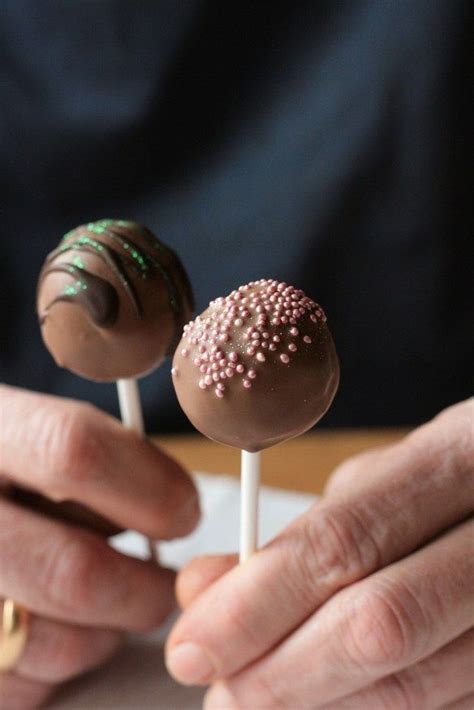 Diese kuchen am stiel eignen sich hervorragend zum kindergeburtstag. Kleine Kuchen am Stiel: eine Anleitung für Cakepops ...