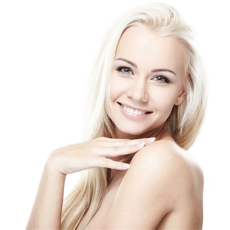Belle femme mature reçoit des injections hyaluronan pour réduire les rides des joues. Injection d'acide hyaluronique à Lausanne
