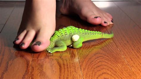 Форум — архив форума фетишистов. Barefoot Lizard Squish - YouTube
