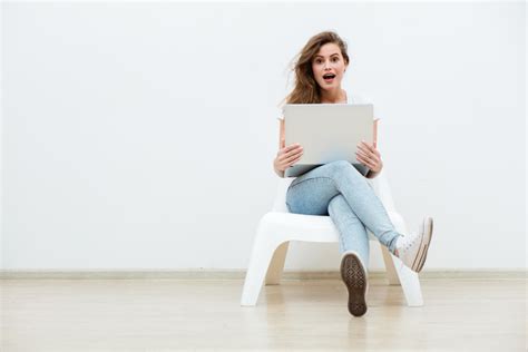 (das weisst du selbst) würde ich auf jeden fall folgendes kaufen: Erstausstattung für die erste eigene Wohnung - Einkaufsliste