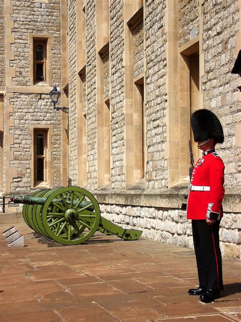 Dadurch entsteht auch ein relativ düsterer eindruck. Ein Posten der Coldstream Guards vor dem Jewel House im ...