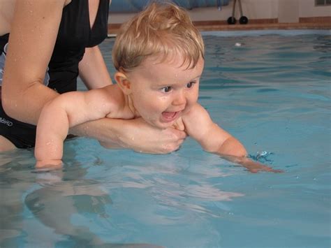 Den zeitpunkt mit bedacht wählen etwa ab dem dritten lebensmonat spricht nichts dagegen, das baby mit ins schwimmbad zu nehmen, sofern es rundum gesund ist. Schwimmen mit dem Baby - Wir Eltern