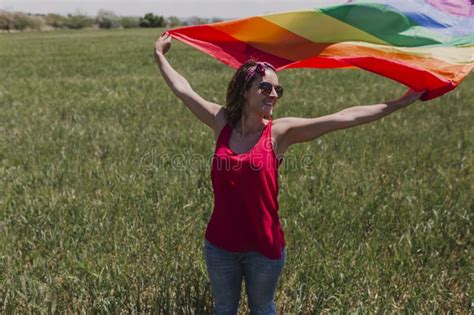 Mutter the feuer frei video. Frau, Welche Drau?en Die Homosexuelle Regenbogen-Flagge ...