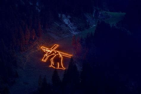 In der nacht des hochfestes der geburt johannes' des täufers lodern vielerorts in teilen österreichs, in süddeutschland und mitteldeutschland auf bergen so. Berge in Flammen: Herz-Jesu-Feuer im Tannheimer Tal