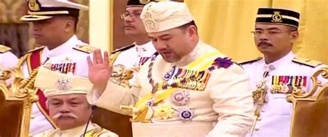 The sultan, currently ceremonial ruler of kelantan state, was sworn in dressed in traditional malay formal wear. DiRaja Kelantan - KDYMM SULTAN KELANTAN & DYMM RAJA ...