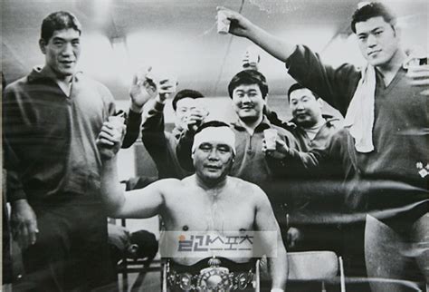 The film is based on the life of rikidōzan, a legendary ethnic korean professional wrestler who became a national hero in japan in the 1950s. 굿바이 미사와, 그리고 이왕표