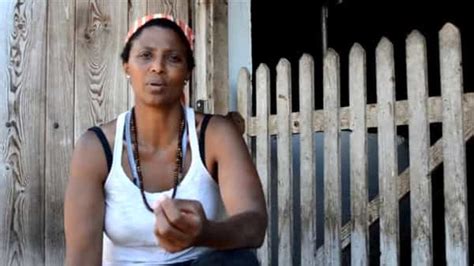 La donna anni fa ha recuperato un terreno abbandonato per allevarvi capre e produrre formaggio. Insulti razzisti e minacce di morte alla pastora etiope ...