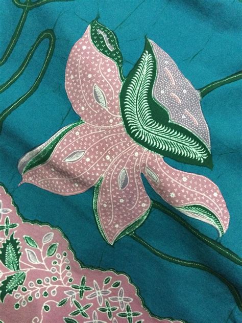The word's equivalent in the indonesian is bayang.in modern daily javanese and indonesian vocabulary, wayang can refer to the puppet itself or the whole puppet theatre performance. Kumpulan Motif Batik Malang - Batik Indonesia