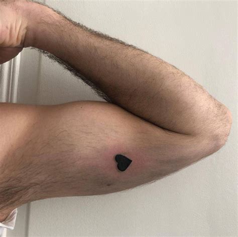 The heart symbolizes love and life, but with small unique touches it can mean so much more. Top 99 Best Black Heart Tattoo Ideas - [2020 Inspiration ...