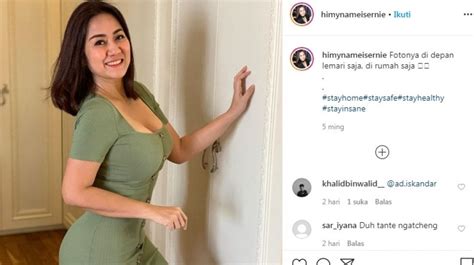 Tante ernie cukup sering mengunggah potret dirinya bersama suami dan ketiga anaknya. 5 Fakta Baru Tante Ernie, Tante Pemersatu Bangsa yang Lagi ...