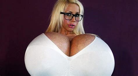 Vidéos gratuites de femmes nues : La femme aux plus gros seins du monde est de retour en ...