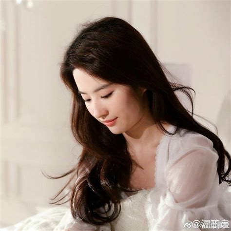 Tuy vậy nhan sắc ngọt ngào của cô đã cân cả bộ đồ. 《Lưu Diệc Phi - Liu Yifei - 刘亦菲》 | ผู้หญิง, ตริสตัล, จีน