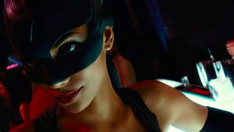 'keep shining queen,' halle berry, who played catwoman in the 2004, tweets to zoe kravitz, who new catwoman zoe kravitz, who will play the role in matt reeves' the batman, got the seal of. Why I've changed my mind about Halle Berry's Catwoman