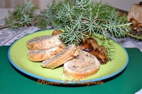 Servitelo accompagnato dalla sua salsa. Rotolo di tacchino ripieno alle castagne | Ricetta | Idee alimentari, Cibo etnico, Ricette