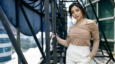 English word perut(abdominal) occurs in sets: Nikita Willy Unggah Foto Ulang Tahun Adik, Perut ...