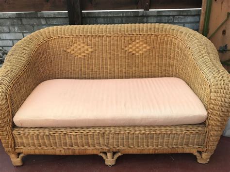 If you are ordering this product in one of the english stripes fabrics, please note that your covers will be sewn with a seam along the middle of the cover. 2-er Sofa aus Rattan | Kaufen auf Ricardo