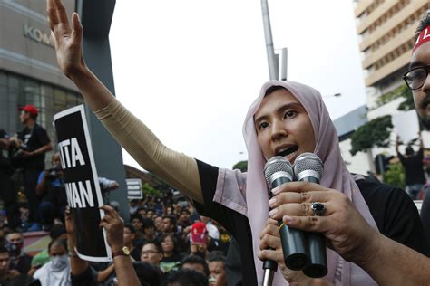 Peguam anwar ibrahim mempertikai tindakan kdn yang menghadkan akses mereka. Malaysia Releases Opposition Leader's Daughter After ...