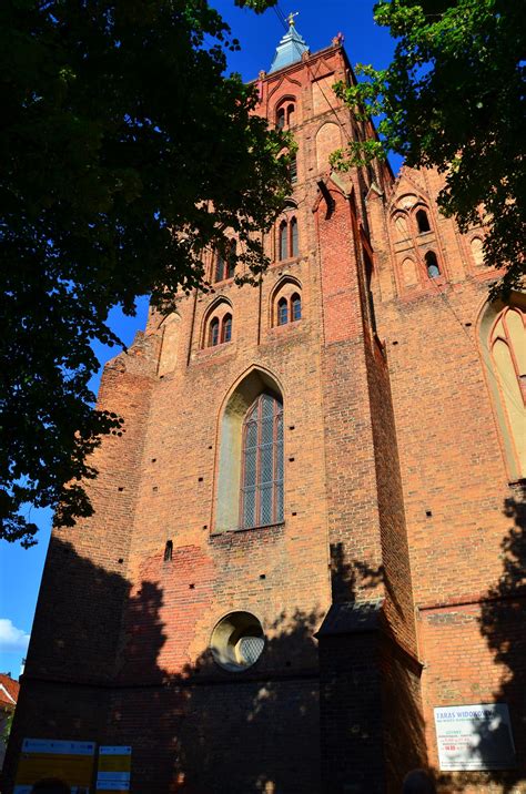 Przez parafię, w kierunku jasnej góry, zmierza blisko 30 pielgrzymek z północy i ze wschodu. Św. Walenty i polskie Carcassonne O rozwoju ...