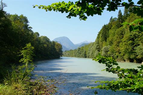 Der fluss salzach teilt sie in zwei hälften und kann auf einer der zahlreichen kleinen brücken jederzeit überquert werden. Saalach