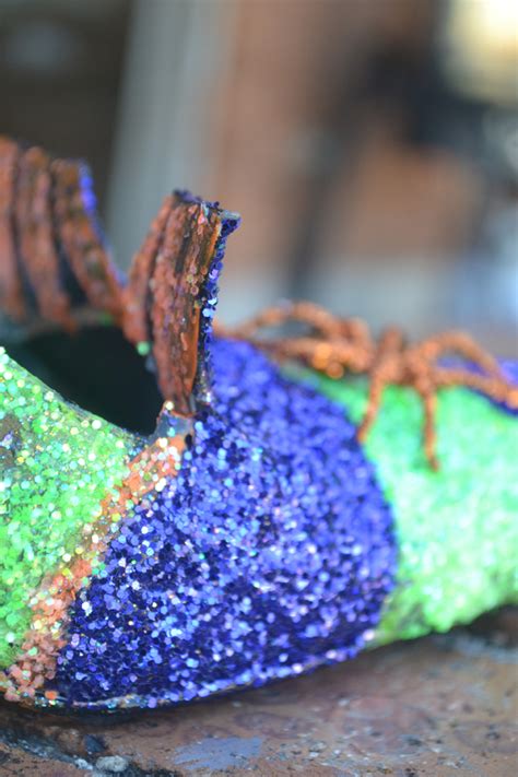 It´s a very good souvenir for you halloween party because it´s very beautiful, original and easy to do. DIY Witch Shoes That Are Wickedly Cute For Halloween - Uplifting Mayhem
