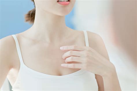 片方の乳首がかゆい…大丈夫？乾燥・病気が原因？何科に行く ...