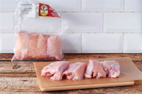 Chicken thighs have more fat than that wilting flower of the poultry world, boneless, skinless breasts. Boneless Chicken Thighs (4, frozen) - Lufa Farms Marketplace