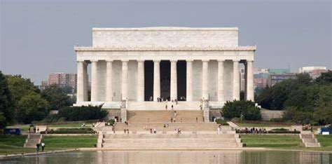 Take a stroll toward the memorial and watch as it gradually gets larger. Memorial Features - Lincoln Memorial (U.S. National Park ...