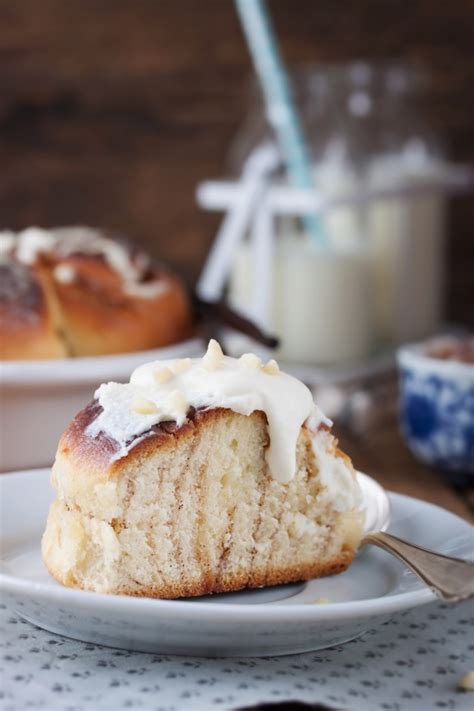 The icing is glue, 'cause i'm not a scientist. Stück kuchen mit sahne | Kostenlose Foto