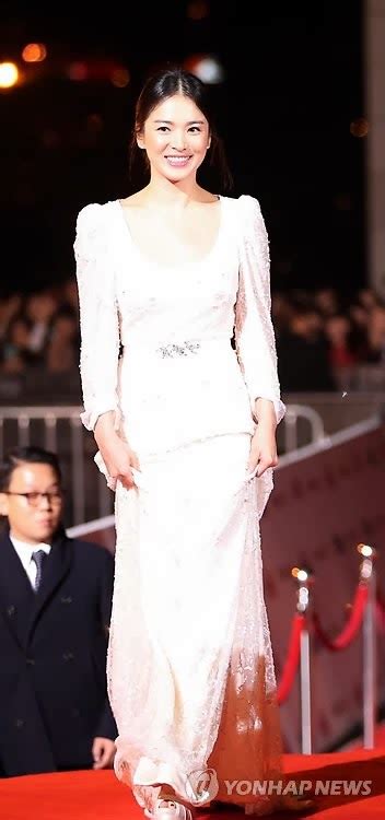 Thời gian gần đây, song hye kyo có vẻ tăng cân. Song Hye Kyo APAN Star Awards red carpet 16 November 2013