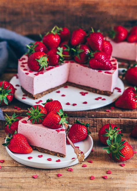 Der frischkäse kuchen hat einen boden aus kekskrümeln, die die. Erdbeer-Käsekuchen (vegan, ohne Backen) - Bianca Zapatka ...