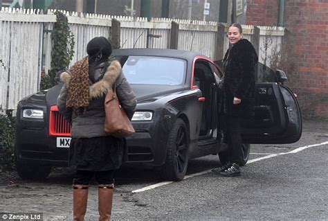 Ро́мелу мена́ма лука́ку боли́нголи (нидерл. Romelu Lukaku has Rolls Royce painted in Man Utd colours ...