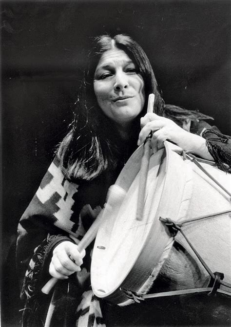 Una canción que dice todo lo que. Nuestra amada Madre Cantora. La Negra Mercedes Sosa con su ...